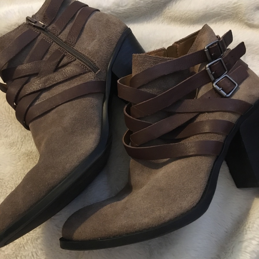 LUCKY BRAND Crossover Buckle Detail Ankle Boots
